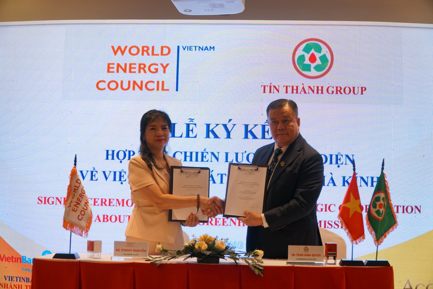 Bà Nguyễn Thị Thanh Thúy, đại diện Hội đồng Năng lượng Thế giới tại Việt Nam và ông Trần Đình Quyền, Chủ tịch Tập đoàn Tín Thành tiến hành ký kết