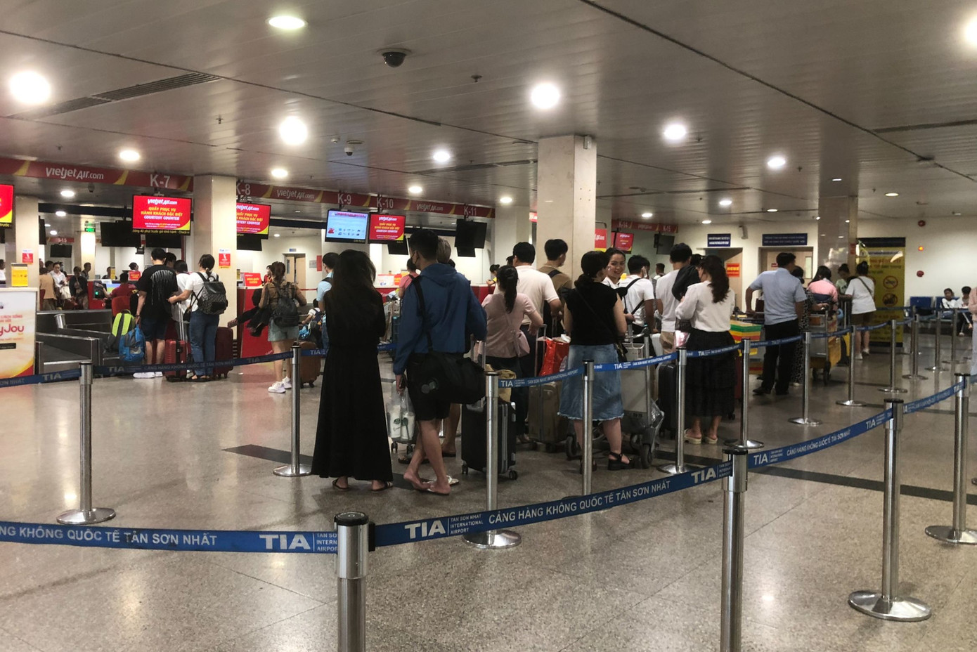 Khách đi máy bay dịp lễ năm nay giảm xuất phát từ nhiều nguyên nhân, trong đó giá vé cao khiến người dân chuyển qua đi tàu hỏa, ôtô, phương tiện cá nhân.