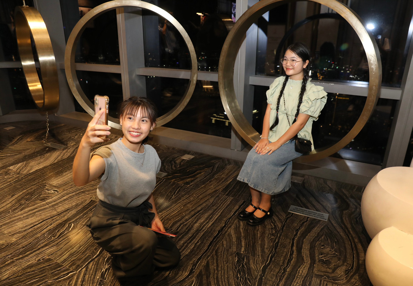 Lần đầu gặp gỡ, Hồ Ngọc Tiểu Băng - Trường ĐH Phạm Văn Đồng (áo xanh) và Phạm Thuý Uyên - sinh viên ngành Hàn Quốc học, Trường Đại học Lạc Hồng ( Đồng Nai) đã rất "hợp cạ" với nhau. Uyên cho biết chưa từng nghĩ sẽ được tham quan toà nhà cao nhất Việt Nam, khung cảnh TPHCM nhìn từ trên cao khiến em choáng ngợp. "Điều em vui nhất là sau lần này em được gặp thêm nhiều người bạn giỏi giang từ mọi miền đất nước" - Uyên nói.