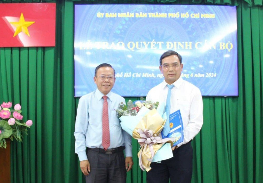 Bí thư Thành ủy TP Thủ Đức Nguyễn Hữu Hiệp (bên trái) trao quyết định cho ông Đỗ Anh Khang. Ảnh: PV Bí thư Thành ủy TP Thủ Đức Nguyễn Hữu Hiệp (bên trái) trao quyết định cho ông Đỗ Anh Khang. Ảnh: PV