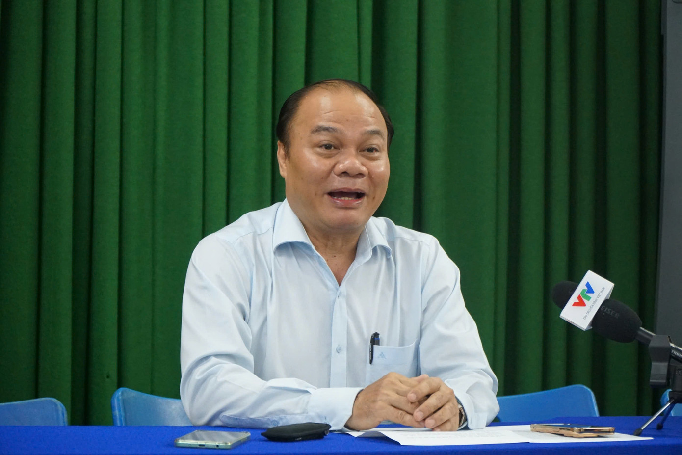 Ông Võ Cao Long, Trưởng phòng GD&ĐT quận 1 trả lời báo chí sáng 1/10. Ảnh: Nhàn Lê Ông Võ Cao Long, Trưởng phòng GD&ĐT quận 1 trả lời báo chí sáng 1/10. Ảnh: Nhàn Lê