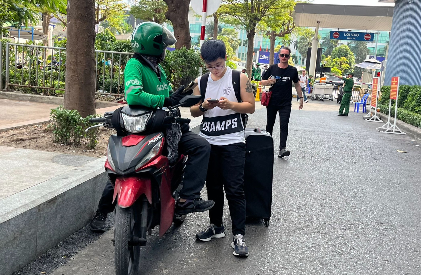 Tài xế xe ôm công nghệ đưa khách tới sân bay Tân Sơn Nhất. Ảnh: Nhàn Lê