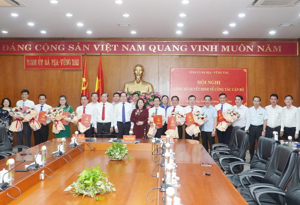 Lãnh đạo tỉnh Bà Rịa - Vũng Tàu, các sở, ngành tặng hoa chúc mừng các cán bộ được điều động, bổ nhiệm. Lãnh đạo tỉnh Bà Rịa - Vũng Tàu, các sở, ngành tặng hoa chúc mừng các cán bộ được điều động, bổ nhiệm.