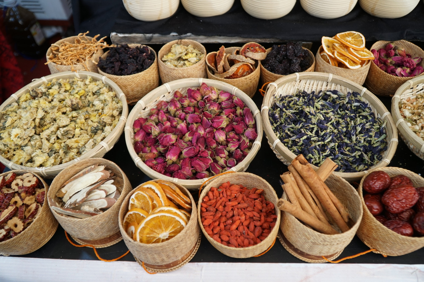 Ngoài những món ăn, các gian hàng còn trưng bày nhiều loại gia vị dùng để nấu các món chay.