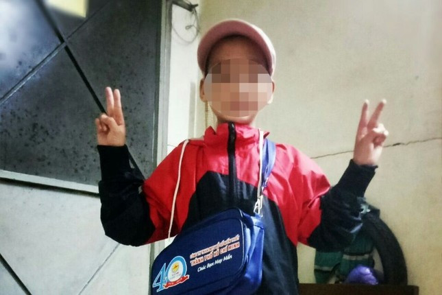 Bé trai 10 tuổi được mẹ tìm thấy sau khi bị mất liên lạc 13 ngày. Bé trai 10 tuổi được mẹ tìm thấy sau khi bị mất liên lạc 13 ngày.