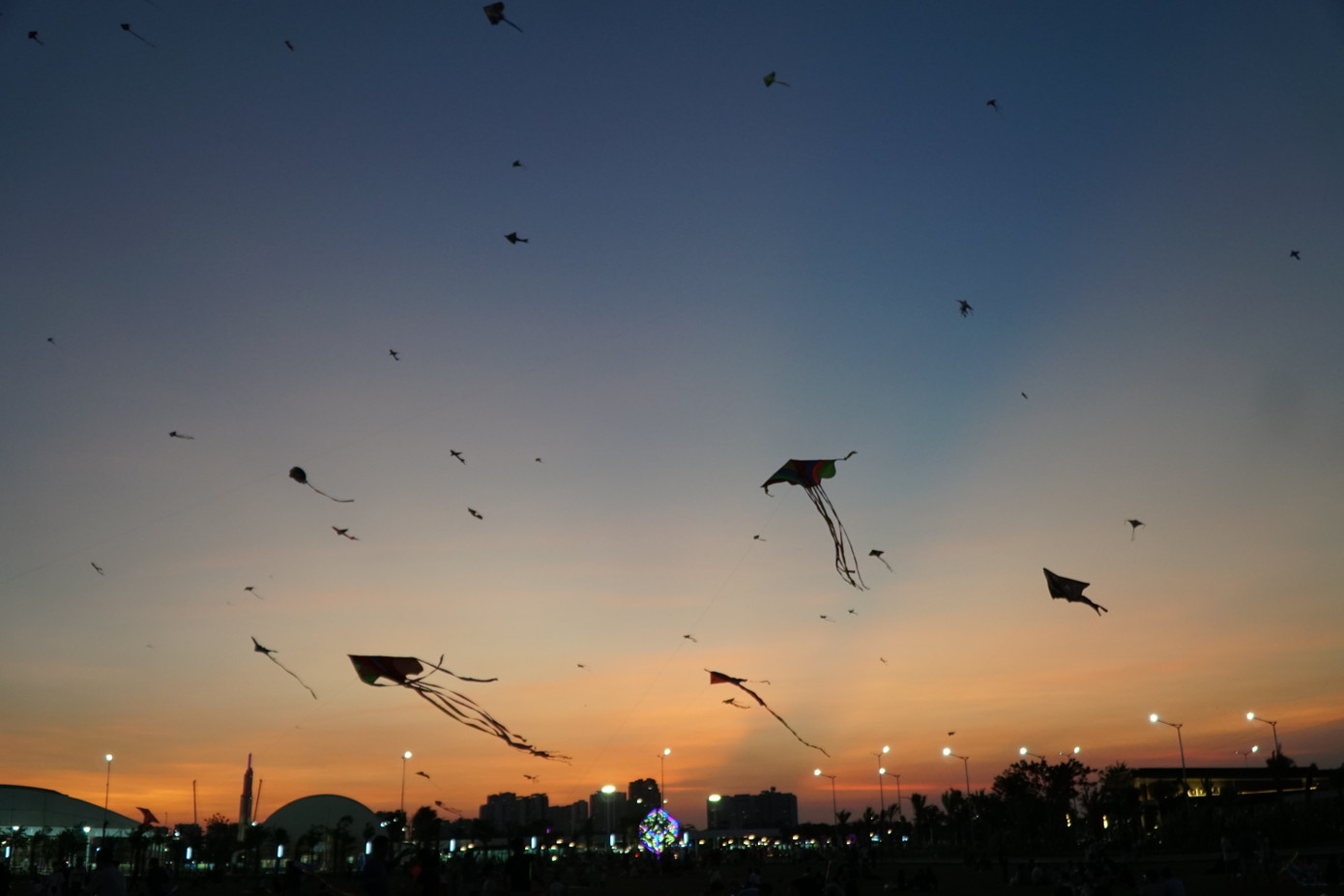 Ánh nắng hoàng hôn đổ xuống cộng với hàng trăm cánh diều chao lượn tạo nên khung cảnh bình yên.