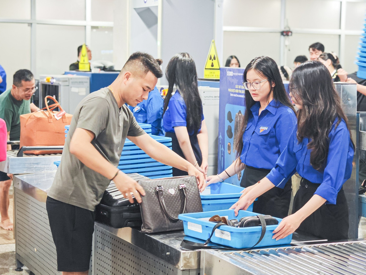 Lực lượng đoàn viên hỗ trợ hành khách tại sân bay Tân Sơn Nhất dịp cao điểm 30/4.