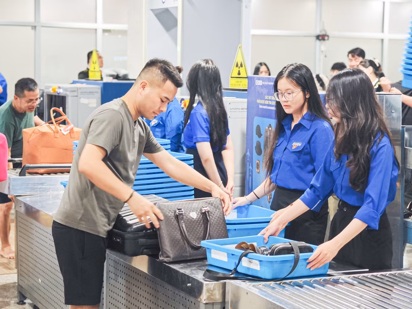 Lực lượng đoàn viên hỗ trợ hành khách tại sân bay Tân Sơn Nhất dịp cao điểm 30/4.