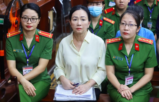 Bà Trương Mỹ Lan tại phiên tòa sơ thẩm vụ án Vạn Thịnh Phát giai đoạn 1 Bà Trương Mỹ Lan tại phiên tòa sơ thẩm vụ án Vạn Thịnh Phát giai đoạn 1