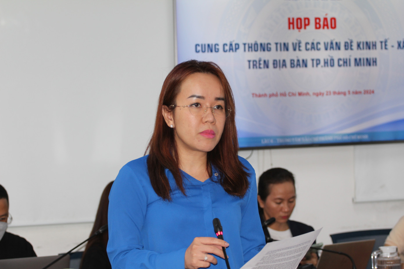 Bà Lê Thiện Quỳnh Như, Chánh Văn phòng Sở Y tế TPHCM trả lời tại họp báo. Ảnh: Thành Nhân