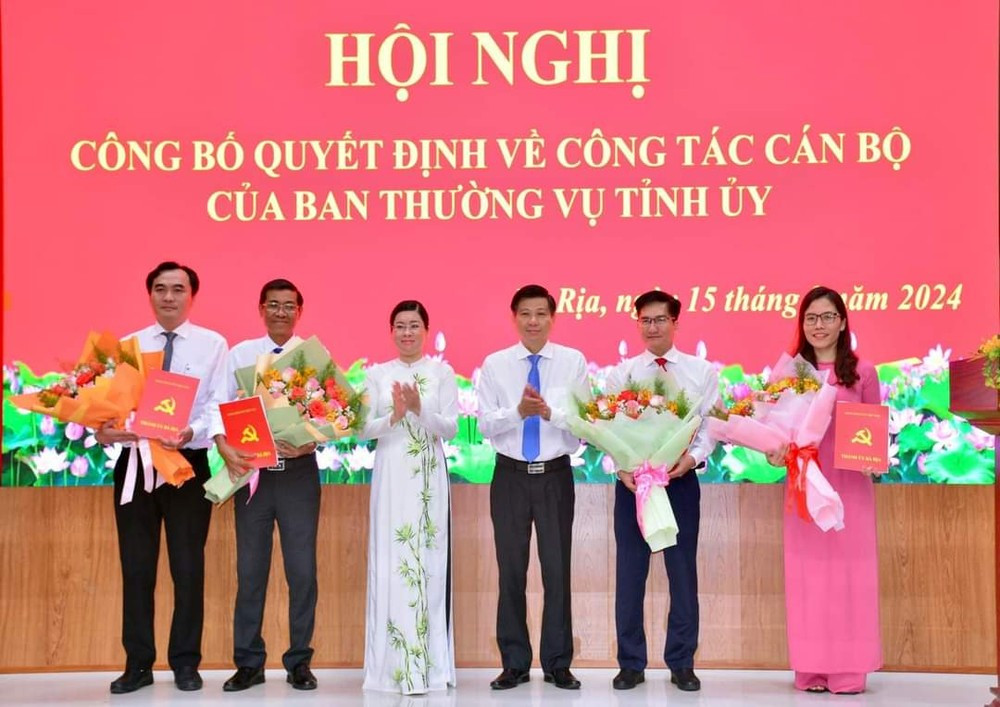 Lãnh đạo TP.Bà Rịa trao quyết định và tặng hoa chúc mừng các cán bộ được chỉ định bổ sung tham gia Ban Chấp hành Đảng bộ thành phố. Ảnh: Bà Rịa - Vũng Tàu Lãnh đạo TP.Bà Rịa trao quyết định và tặng hoa chúc mừng các cán bộ được chỉ định bổ sung tham gia Ban Chấp hành Đảng bộ thành phố. Ảnh: Bà Rịa - Vũng Tàu