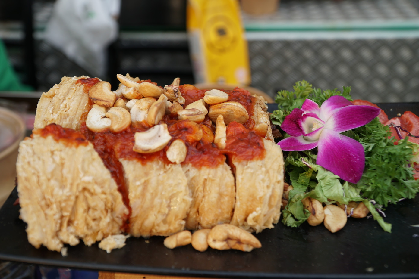 Những món ăn tại lễ hội được làm từ nguyên liệu chính là các loại rau, củ, quả.