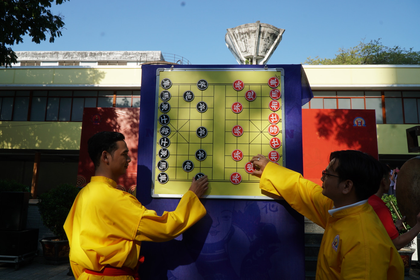 Cờ người là một trò chơi dân gian mô phỏng cách đánh cờ tướng. Luật chơi như nhau, chỉ khác những quân cờ sẽ được thay thế bằng người thật. Ngoài ra, đội ngũ trọng tài còn chuẩn bị một bàn cờ tướng để mô phỏng lại các hoạt động của người chơi trên sân.