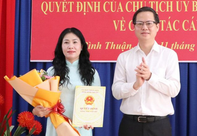 Ông Đoàn Anh Dũng, Chủ tịch UBND tỉnh Bình Thuận trao quyết định và tặng hoa chúc mừng cho bà Lê Thị Bích Liên. Ông Đoàn Anh Dũng, Chủ tịch UBND tỉnh Bình Thuận trao quyết định và tặng hoa chúc mừng cho bà Lê Thị Bích Liên.