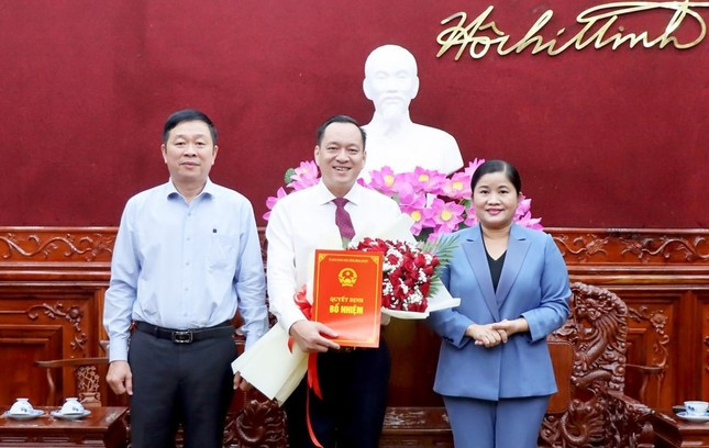 Ông Vũ Xuân Trường (giữa) nhận quyết định bổ nhiệm Ông Vũ Xuân Trường (giữa) nhận quyết định bổ nhiệm