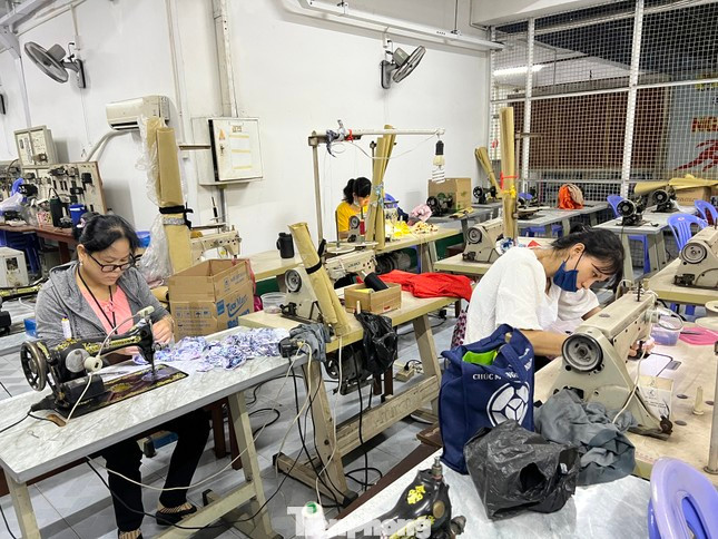 Công nhân Công ty Pouyuen được học thêm nghề may miễn phí sau khi tan ca. (Ảnh: U.P). Công nhân Công ty Pouyuen được học thêm nghề may miễn phí sau khi tan ca. (Ảnh: U.P).