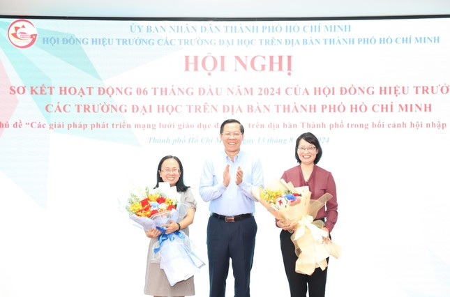 Chủ tịch UBND TPHCM Phan Văn Mãi trao hoa chúc mừng bà Trần Thị Diệu Thúy (phải) và bà Đinh Thị Thanh Thủy. Ảnh: Ngô Tùng Chủ tịch UBND TPHCM Phan Văn Mãi trao hoa chúc mừng bà Trần Thị Diệu Thúy (phải) và bà Đinh Thị Thanh Thủy. Ảnh: Ngô Tùng