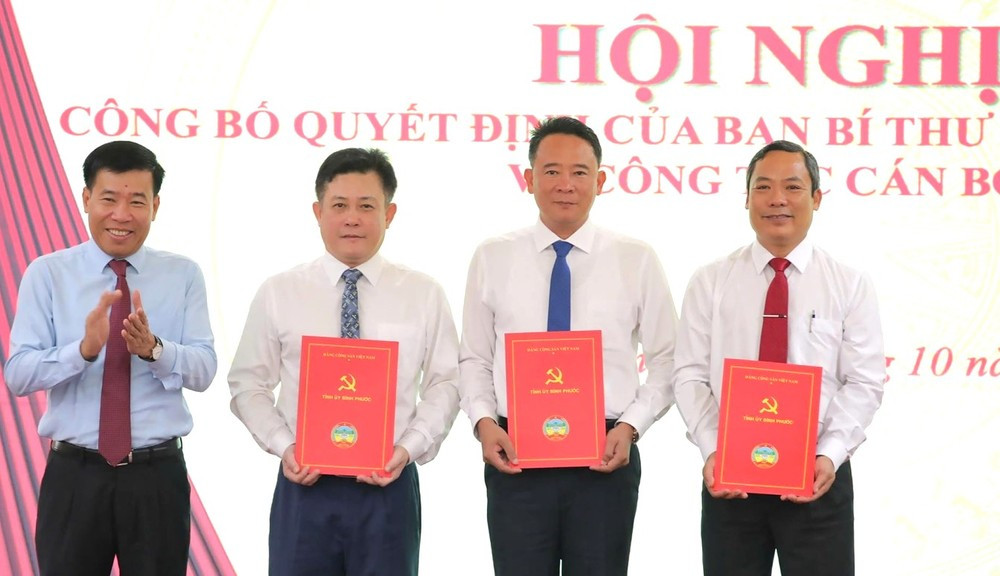 Bí thư Tỉnh ủy Bình Phước Nguyễn Mạnh Cường (bìa trái) trao quyết định cho các cán bộ Bí thư Tỉnh ủy Bình Phước Nguyễn Mạnh Cường (bìa trái) trao quyết định cho các cán bộ