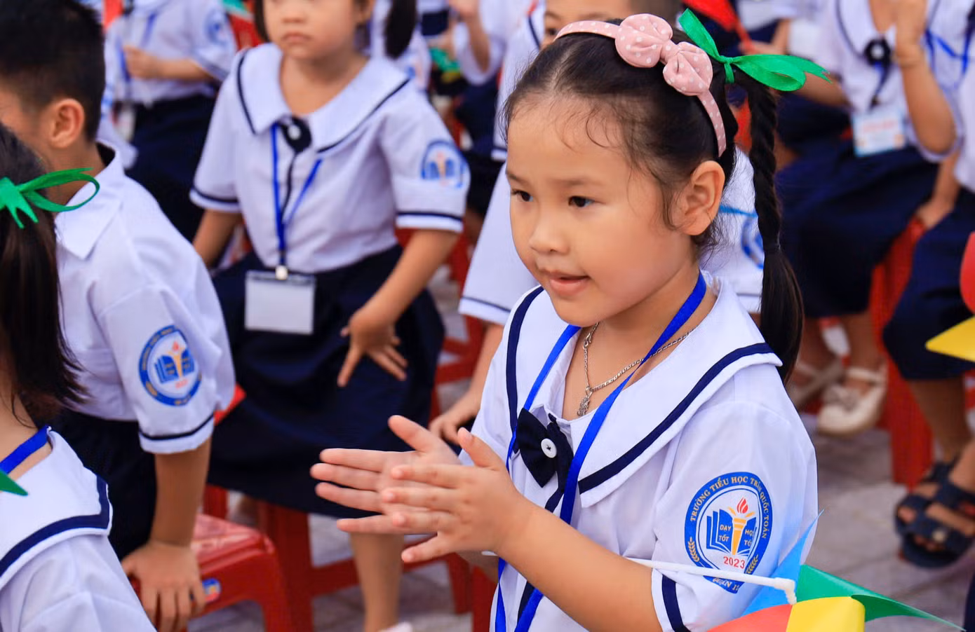 Trường tiểu học Trần Quốc Toản có 20 phòng học, phòng học bộ môn, khối đa năng và các công trình phụ trợ. Dự án được xây dựng trên khu đất có diện tích hơn 5.600 m2 với tổng mức đầu tư khoảng 48 tỷ đồng.
