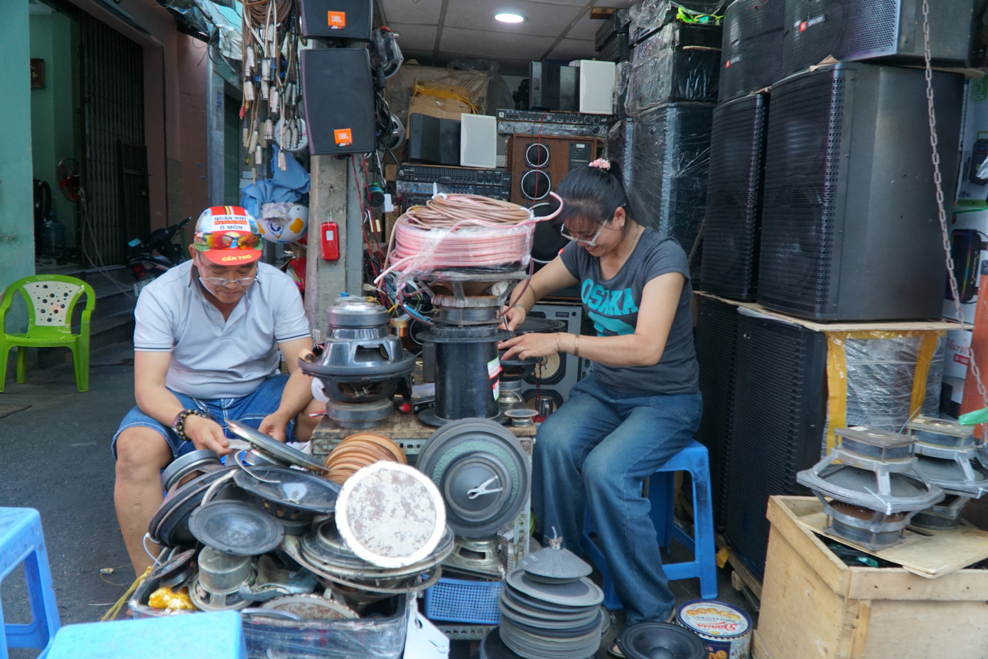 Chính quyền địa phương tuyên truyền tiểu thương khu phố này thanh toán không tiền mặt và lắp đặt hệ thống camera giám sát tiến tới xây dựng trung tâm điều hành giám sát.