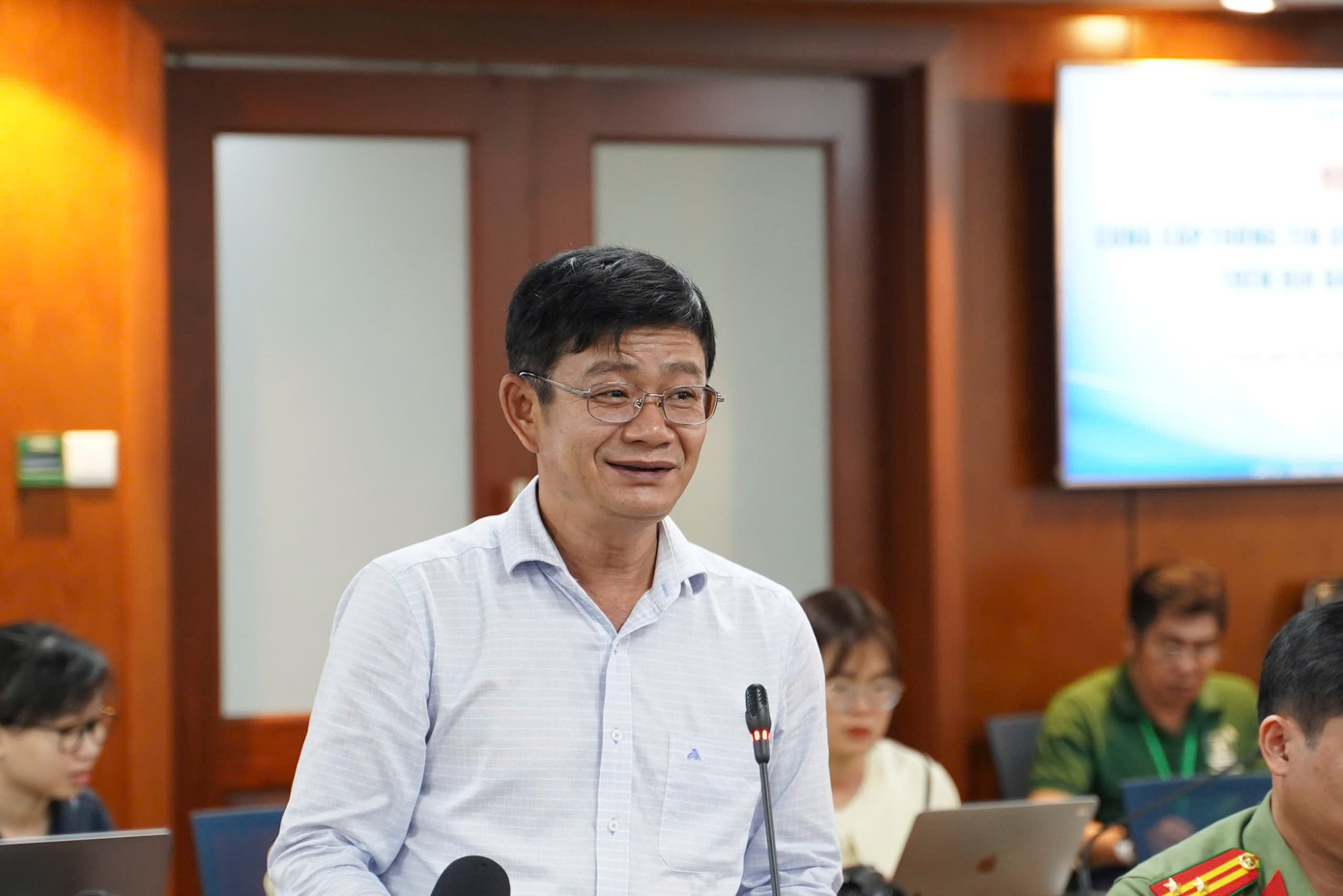 Ông Đỗ Tấn Long - Giám đốc Trung tâm Quản lý hạ tầng kỹ thuật (Sở Xây dựng TPHCM) trả lời tại họp báo. Ảnh: Nhàn Lê Ông Đỗ Tấn Long - Giám đốc Trung tâm Quản lý hạ tầng kỹ thuật (Sở Xây dựng TPHCM) trả lời tại họp báo. Ảnh: Nhàn Lê