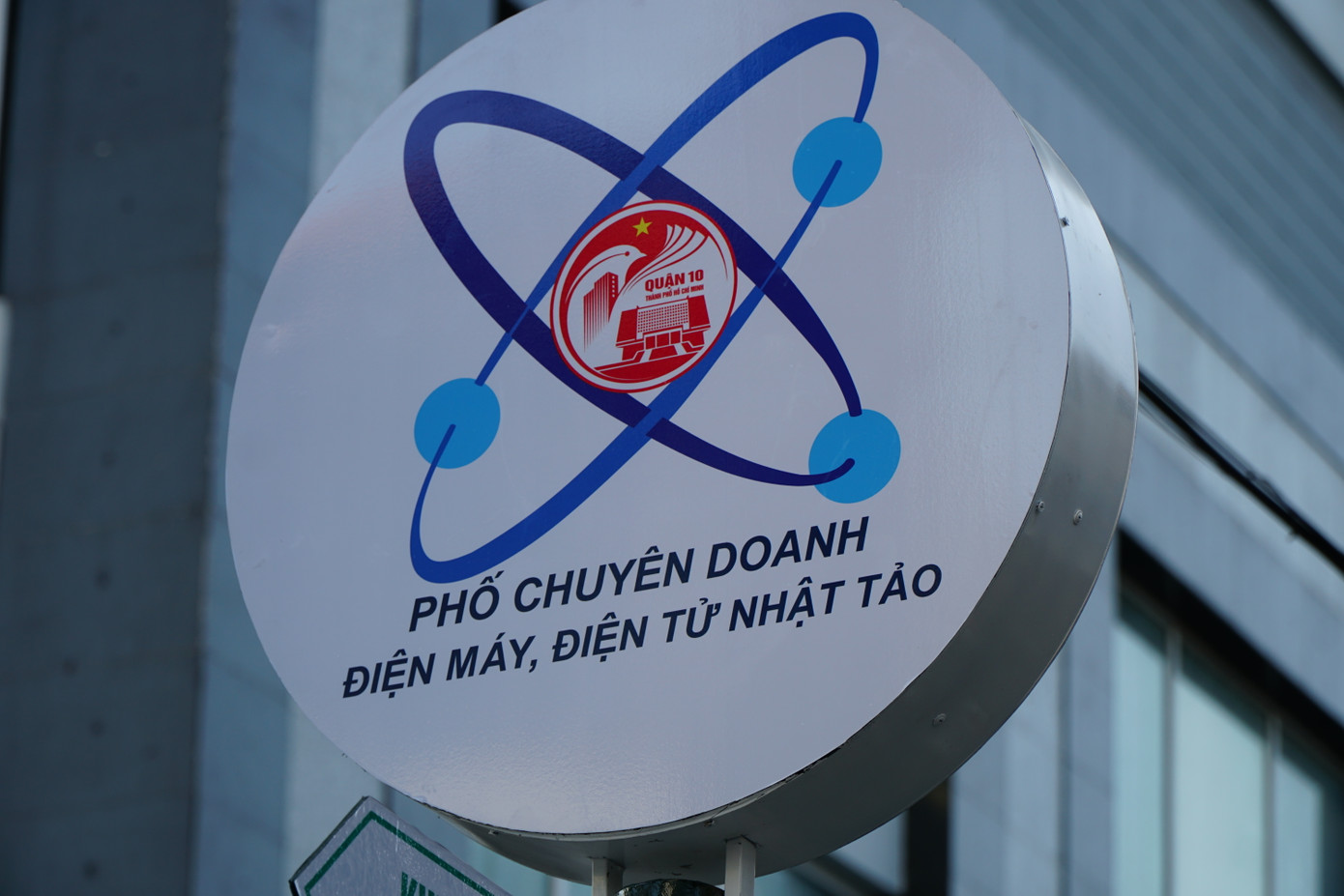 Phố này nằm trên các tuyến đường Nhật Tảo, Vĩnh Viễn, Nguyễn Kim với 258 hộ kinh doanh.