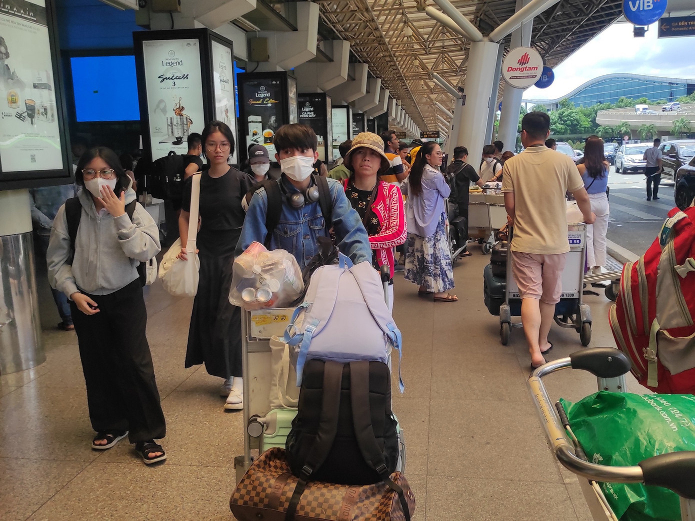 Nhiều hành khách bị ảnh hưởng lịch trình khi chuyến bay delay. Ảnh: Hữu Huy.