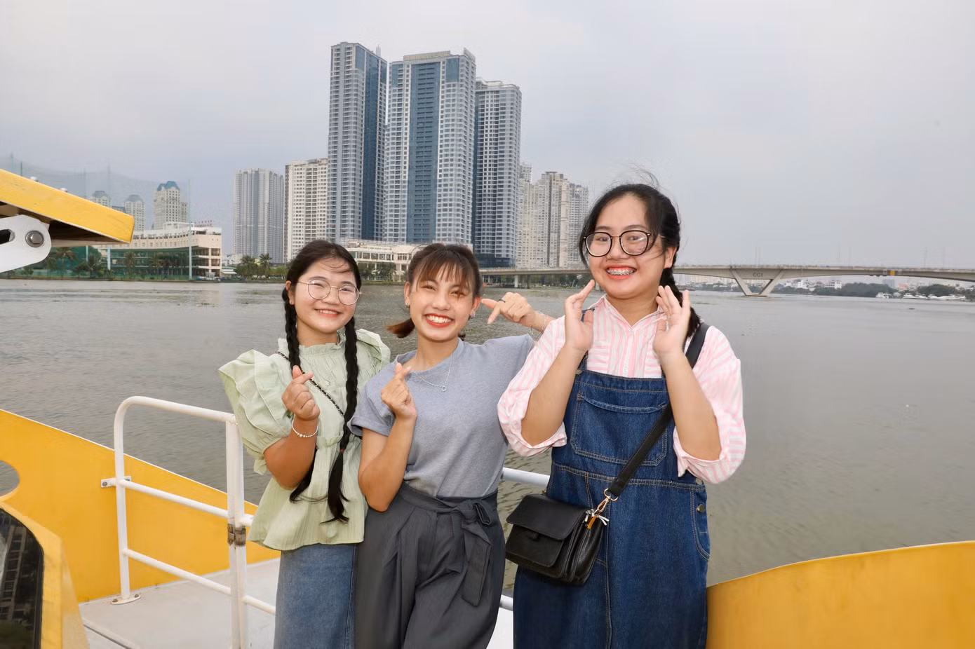 Phạm Thúy Uyên - sinh viên ngành Hàn Quốc học, trường Đại học Lạc Hồng (đứng giữa) xung phong tham gia một tiết mục nhảy dành tặng các bạn cùng tham gia chương trình trong tiếng hò reo cổ vũ. Nữ sinh cho biết cả đêm qua em không ngủ được vì háo hức.