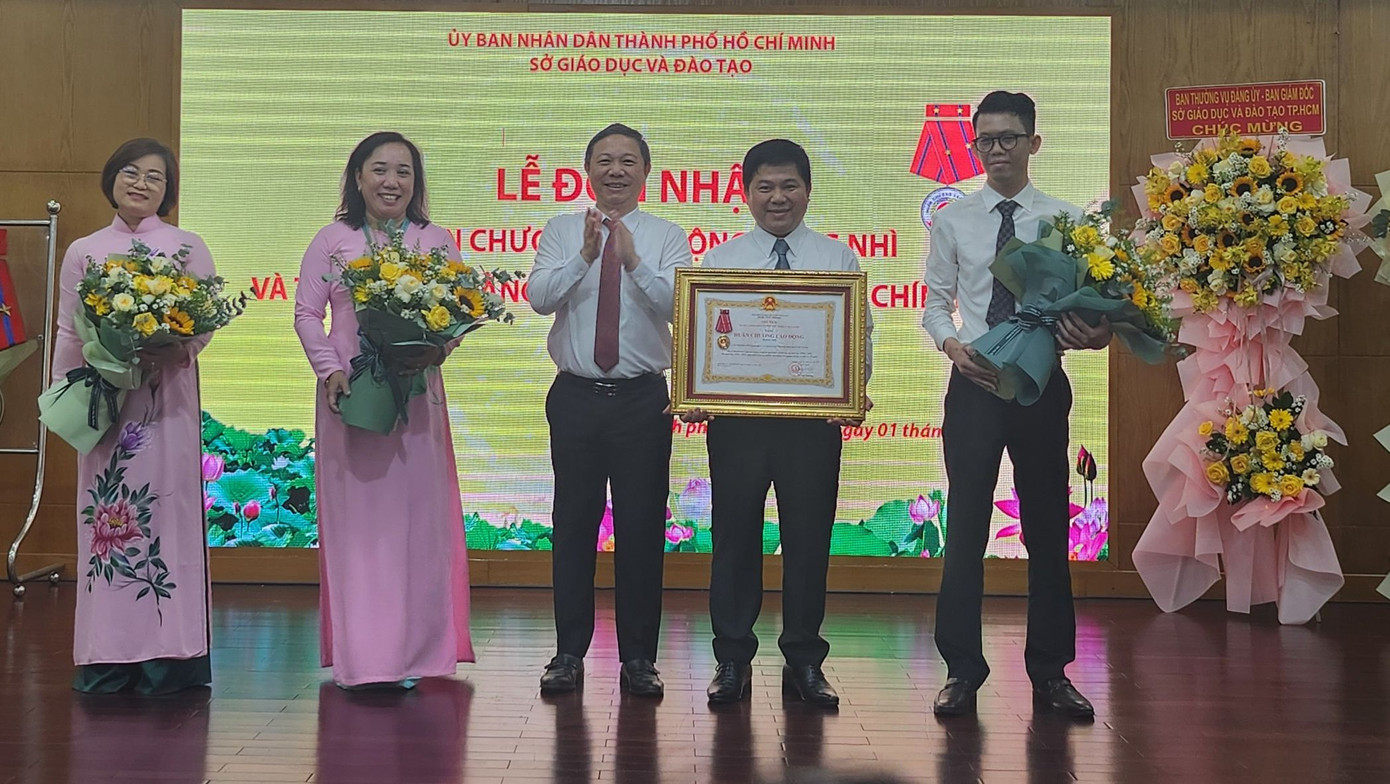 Văn phòng Sở GD-ĐT nhận Huân chương lao động hạng nhì Văn phòng Sở GD-ĐT nhận Huân chương lao động hạng nhì