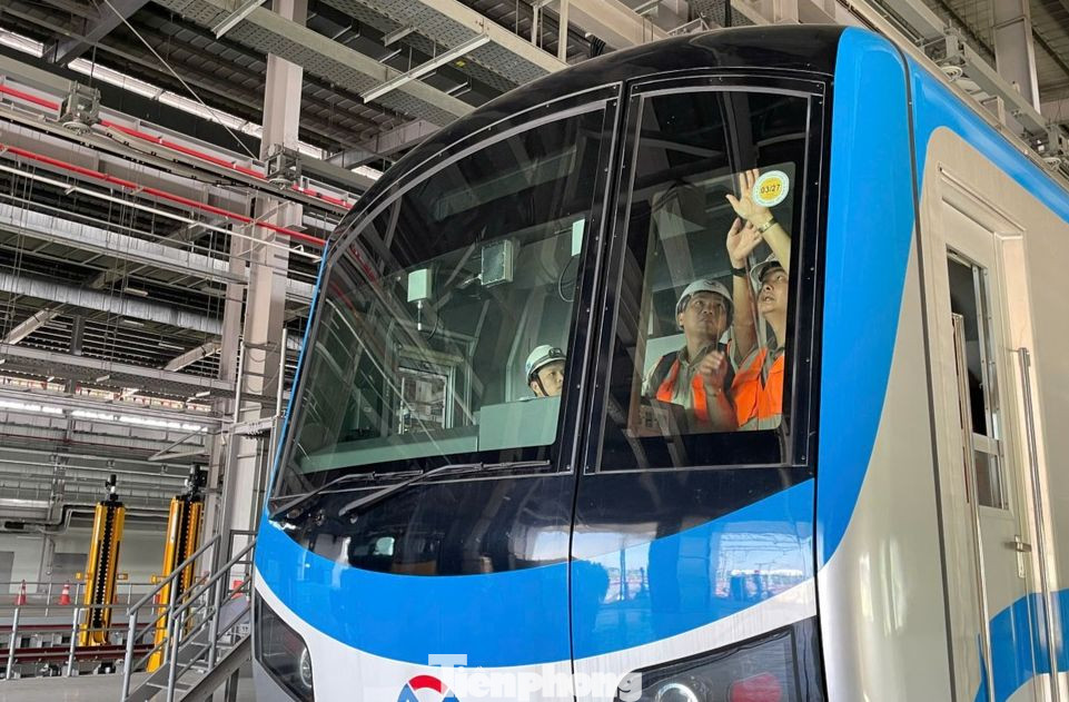 Tem kiểm định được dán ở trước khu vực buồng lái tàu. Ảnh: MAUR