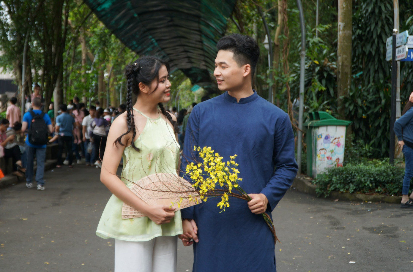 Cặp đôi Hoàng Vũ và Tú Toàn (ngụ Bình Dương) tranh thủ ngày nghỉ tới Thảo Cầm Viên chụp ảnh kỷ niệm. "Chúng tôi phải di chuyển từ Bình Dương lên TPHCM từ sớm. Nơi đây mát mẻ, phong cảnh đẹp nên cả hai lựa chọn để chụp một bộ ảnh Tết", Vũ nói