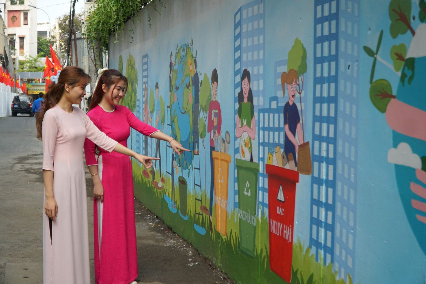 Người dân vui mừng khi nhìn thấy hẻm 42 Trần Đình Xu khoác áo mới. Ảnh: Nhàn Lê Người dân vui mừng khi nhìn thấy hẻm 42 Trần Đình Xu khoác áo mới. Ảnh: Nhàn Lê