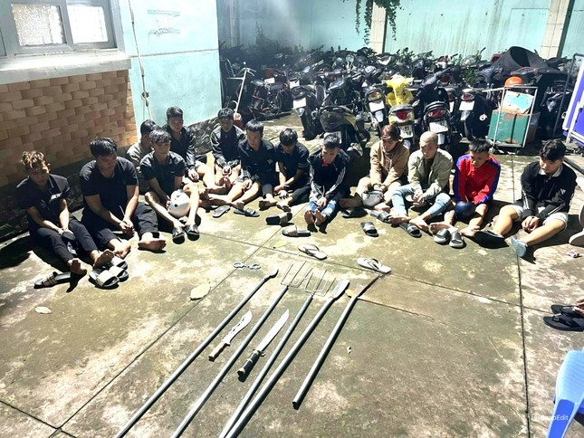 Nhóm đối tượng bị bắt cùng hung khí Nhóm đối tượng bị bắt cùng hung khí