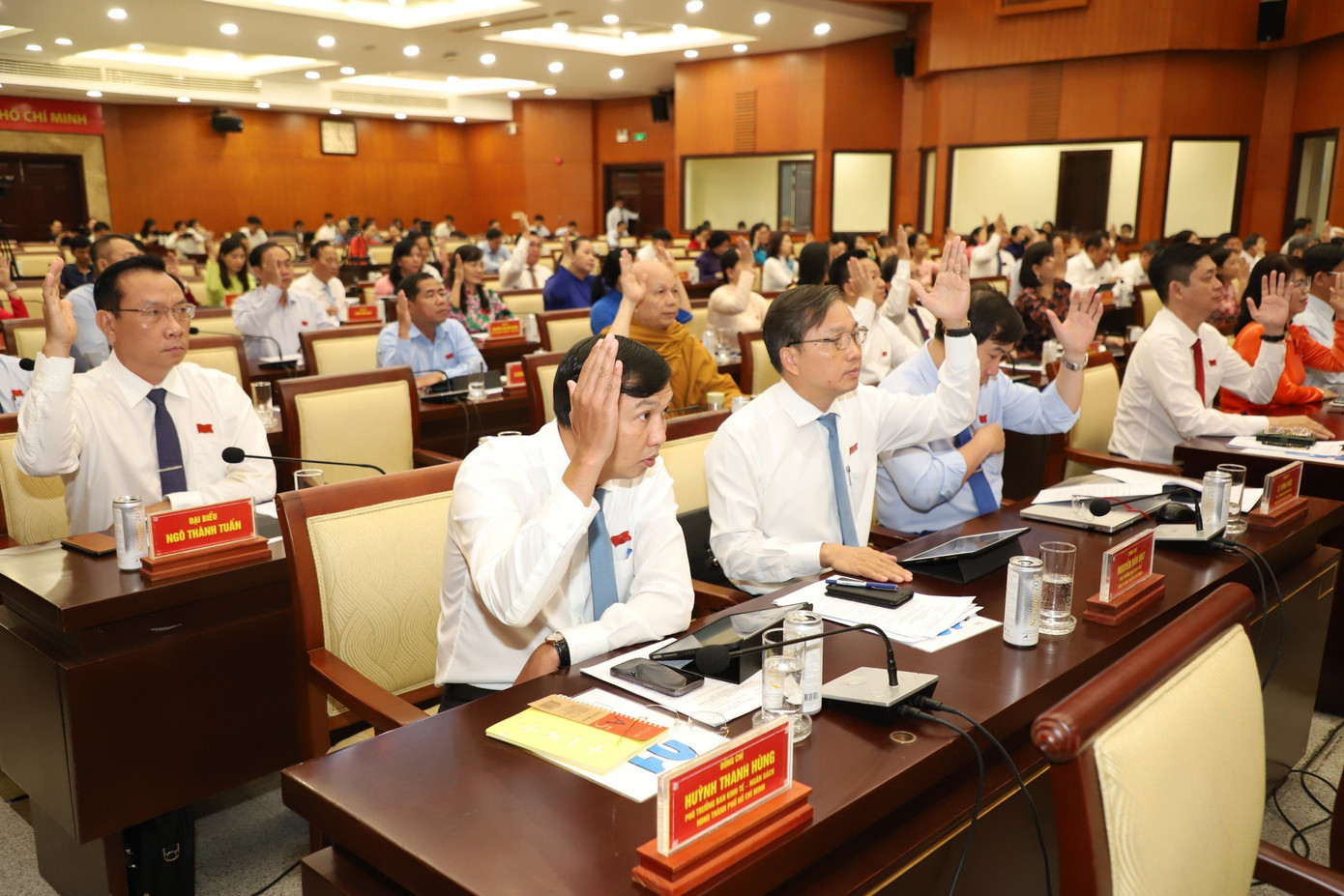 Các đại biểu biểu quyết thông qua chủ trương đầu tư dự án Cải tạo cảnh quan khu vực trước chợ Bến Thành. Ảnh: Ngô Tùng