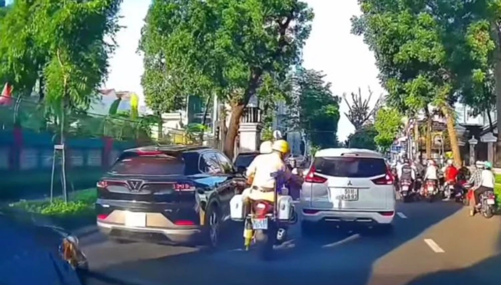 CSGT TPHCM mở đường cho xe chở sản phụ kịp đến bệnh viện cấp cứu CSGT TPHCM mở đường cho xe chở sản phụ kịp đến bệnh viện cấp cứu