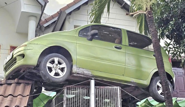 Chiếc ô tô cũ được chủ nhà đặt trên mái cổng để làm kỷ niệm Chiếc ô tô cũ được chủ nhà đặt trên mái cổng để làm kỷ niệm