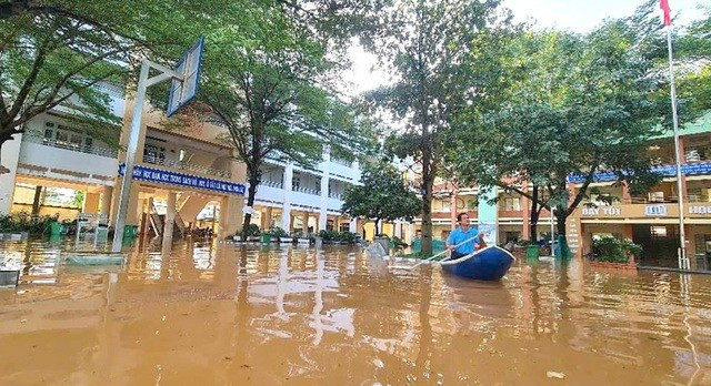 'Đĩa bay' xuất hiện ở 'nóc nhà' Đồng Nai; Bơi xuồng trong sân trường ở TP Biên Hòa ảnh 2 'Đĩa bay' xuất hiện ở 'nóc nhà' Đồng Nai; Bơi xuồng trong sân trường ở TP Biên Hòa ảnh 2