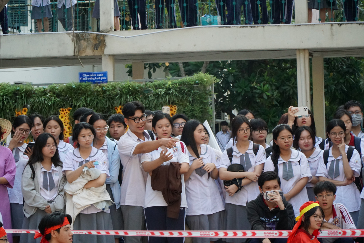 Những thế võ cổ truyền Tây Sơn được học sinh thể hiện khiến trận cờ trở nên hấp dẫn, nhận được sự cổ vũ của rất đông học sinh.