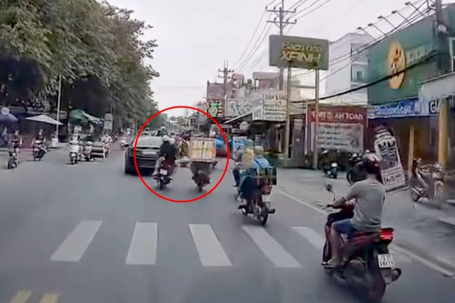 Camera ghi lại cảnh nam thanh niên đạp ngã người đàn ông đi xe máy. Ảnh cắt từ clip.