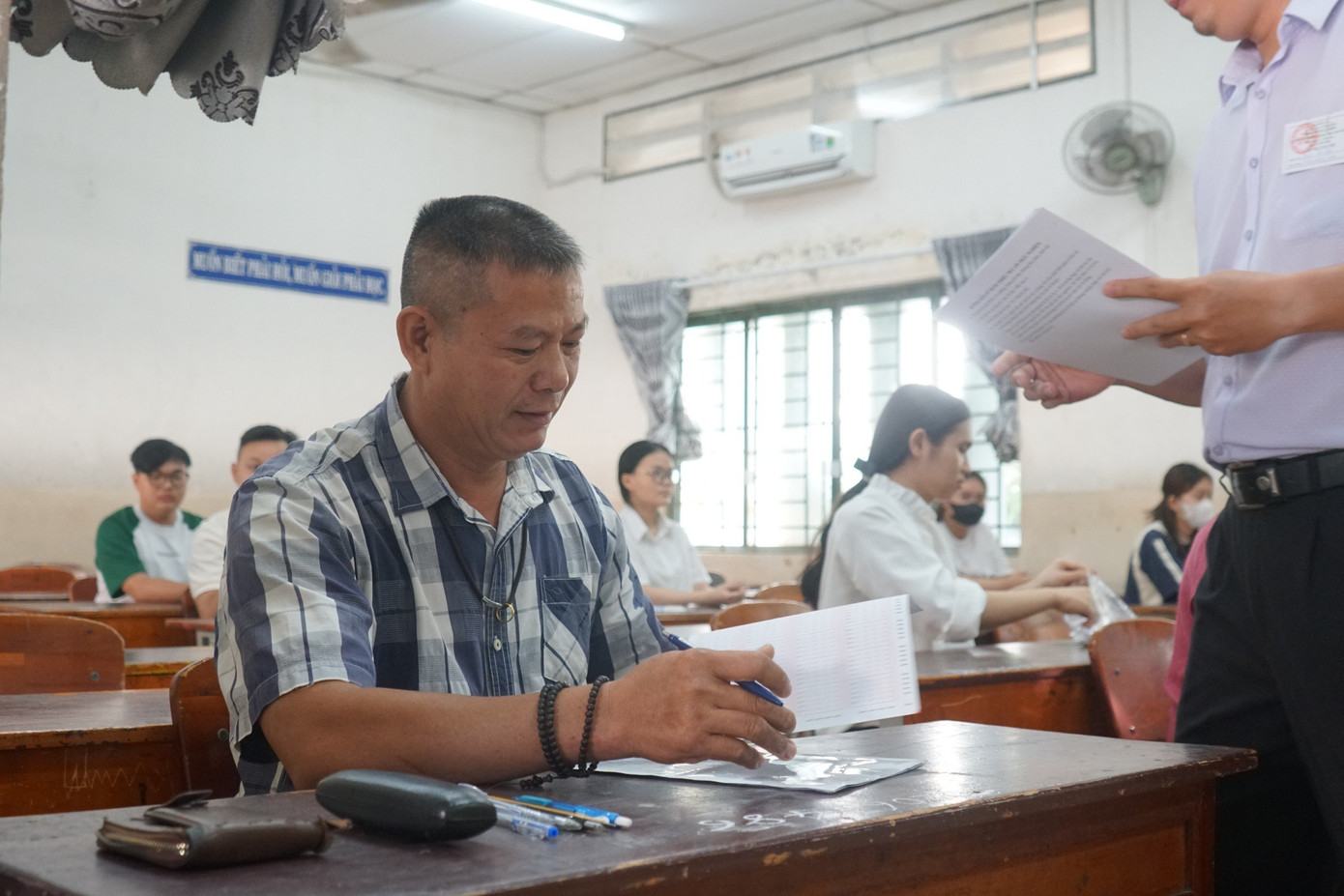 Ông Tú trong phòng thi tốt nghiệp THPT 2024