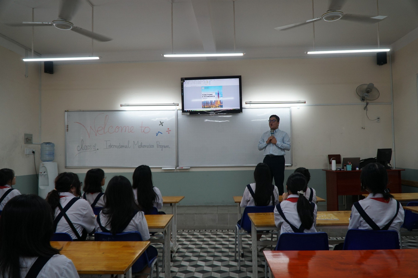 Học sinh tham gia học thử tiết Toán tại ngày hội trải nghiệm tìm hiểu Trường THPT Lê Quý Đôn. Ảnh: Nhàn Lê