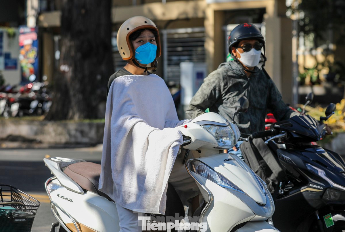 Nhiều người dân tại TPHCM mệt mỏi khi di chuyển trong thời tiết nắng nóng. Ảnh: Duy Anh