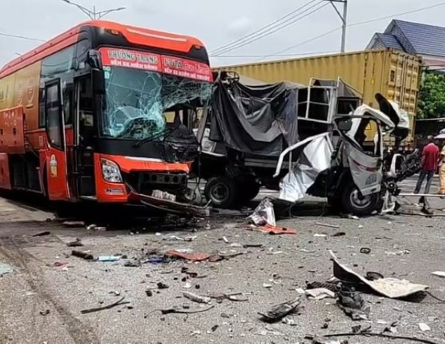 Đầu xe khách và xe tải biến dạng sau tai nạn. Đầu xe khách và xe tải biến dạng sau tai nạn.