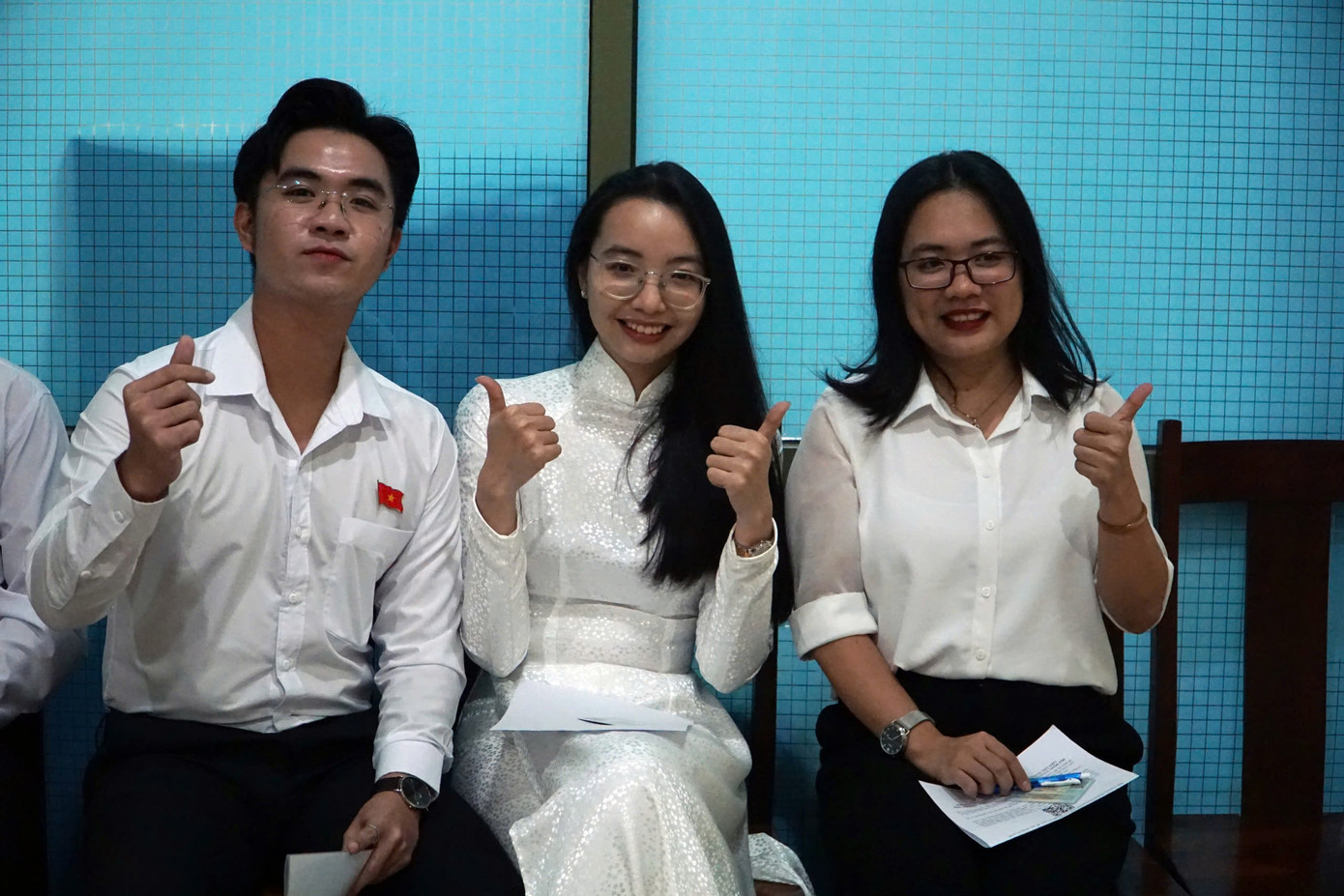 Các ứng viên tự tin trước khi bước vào vòng thi phỏng vấn. Ảnh: Nhàn Lê