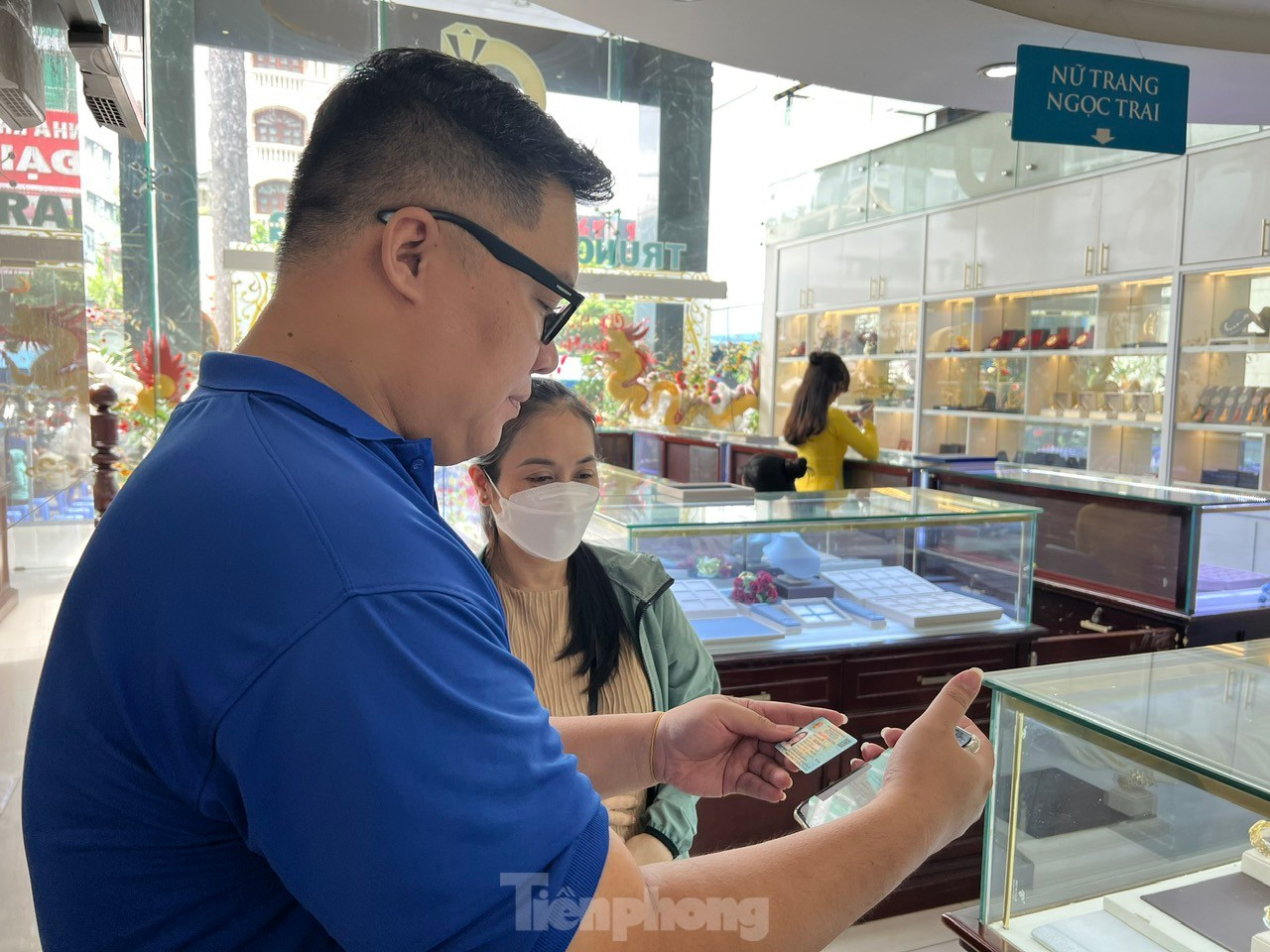 Người dân mua vàng tại Công ty SJC. Ảnh: Uyên Phương