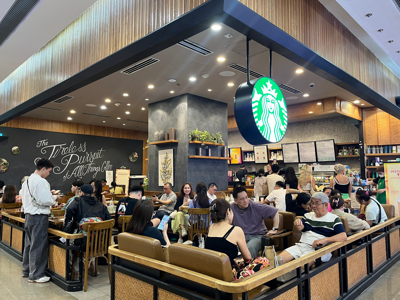 Nơi đông khách nhất là các gian hàng ẩm thực và các quán cà phê.