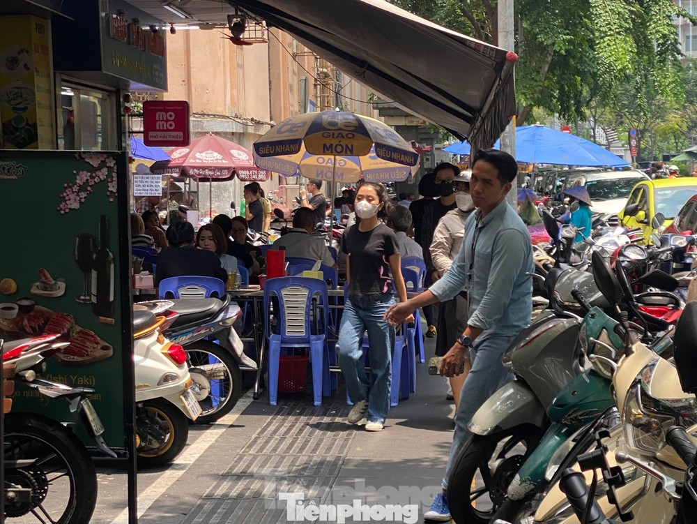 Vẫn lấn vạch, chiếm dụng vỉa hè ở tuyến đường thí điểm thu phí ở TPHCM Vẫn lấn vạch, chiếm dụng vỉa hè ở tuyến đường thí điểm thu phí ở TPHCM