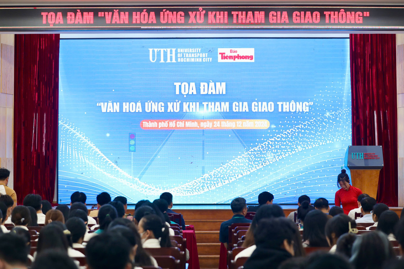 Đông đảo sinh viên có mặt tham dự tọa đàm. Ảnh: Duy Anh.