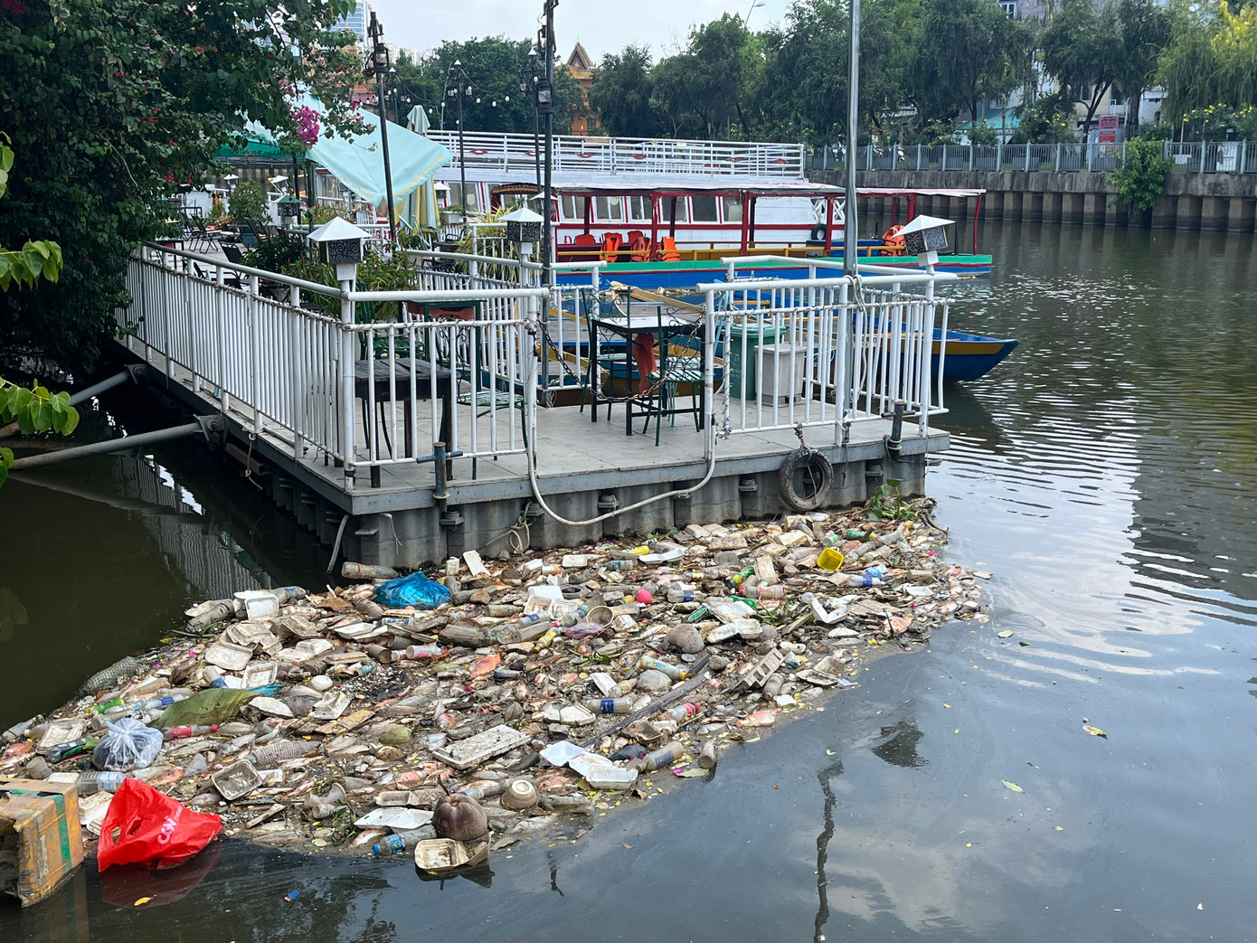Anh Thanh Tùng (ngụ quận 3) cho hay, cơn mưa lớn vào chiều qua (7/5) đã cuốn theo nhiều rác thải, nước sinh hoạt, đất đá ven đường xuống tuyến kênh này làm nước đục hẳn đi. Đến sáng sớm nay, xuất hiện nhiều con cá chết nổi trên mặt kênh, số khác thì thoi thóp. &quot;Càng về trưa, khi trời càng nắng nóng thì người dân xung quanh tuyến kênh này nghe rõ mùi hôi thối rất khó chịu&quot;, anh Tùng bày tỏ.