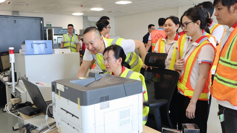 Nhân viên nhà ga của tuyến metro số 1 đã tiếp cận và thực hành trên thiết bị đào tạo hệ thống thu phí tự động. Ảnh: MAUR